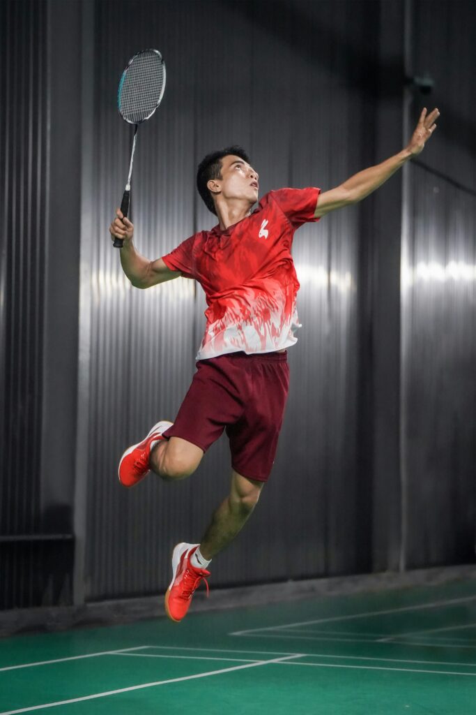 ジャンプしてスマッシュを打つ選手